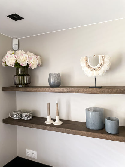 Decoratie voor op wandplanken in de keuken. Schelpenornament, mokken, windlichten en zijden pioenrozen.