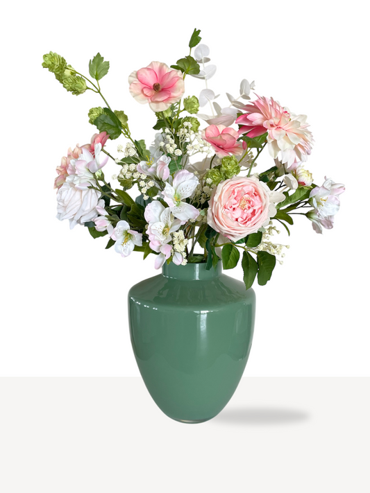Prachtig luxe zijden boeket met witte en zachtroze bloemen in een stijlvolle pastel groene vaas.