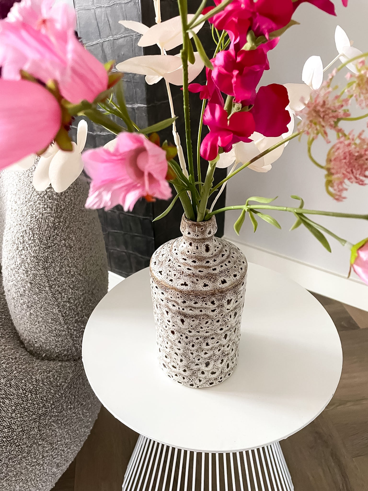 Modern kunstbloemen boeket met roze bloemen en paarse allium in stijlvolle woondecoratie