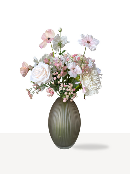 Mooi zijden boeket is roze en witte tinten. Gecombineerd in een mooi taupe kleurige vaas