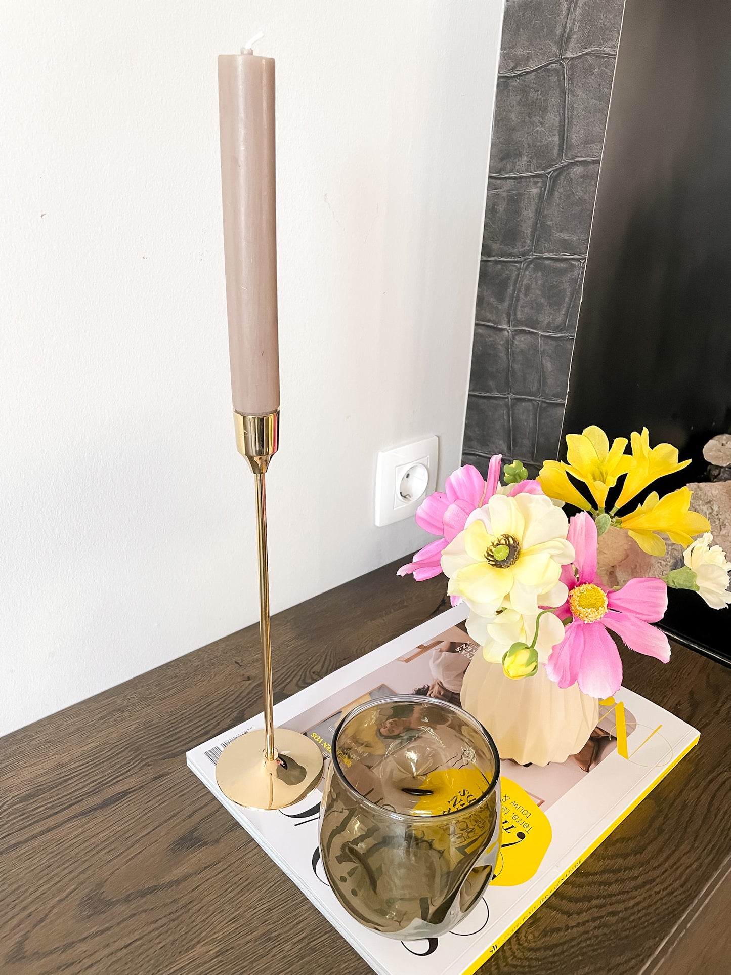 Leuke voorjaarsbloemen in een vaasje. Gele en roze kleuren maken het een gezellig geheel. Perfect om cadeau te geven.