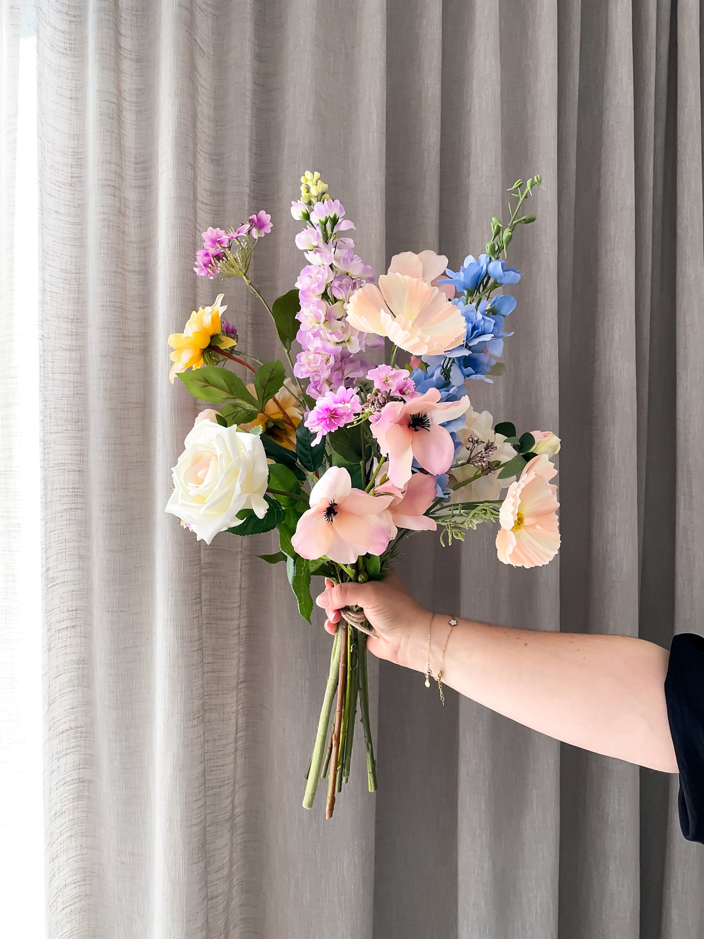 Kunstbloemen boeket in vrolijke kleuren. Onderhoudsvriendelijk en duurzaam.