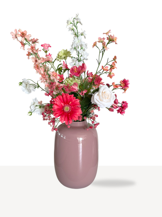 Fris en zomers veldboeket met kunstbloemen in groen, fuchsia, wit en peach kleuren. Luxe woondecoratie.