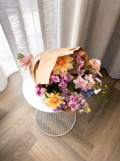 Zijden bloemen die niet van echt te onderscheiden zijn. Zijden boeket met kleurrijke kleuren.