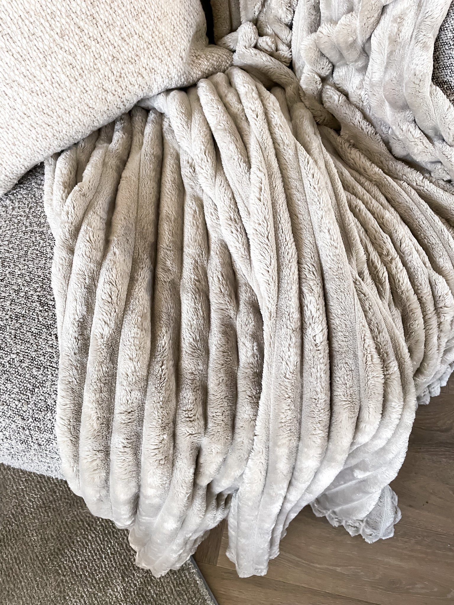 Een plaid van zachte en warme stof in een ribpatroon. De rustige kleur zorgt ervoor dat het plaid perfect is voor ieder interieur. 