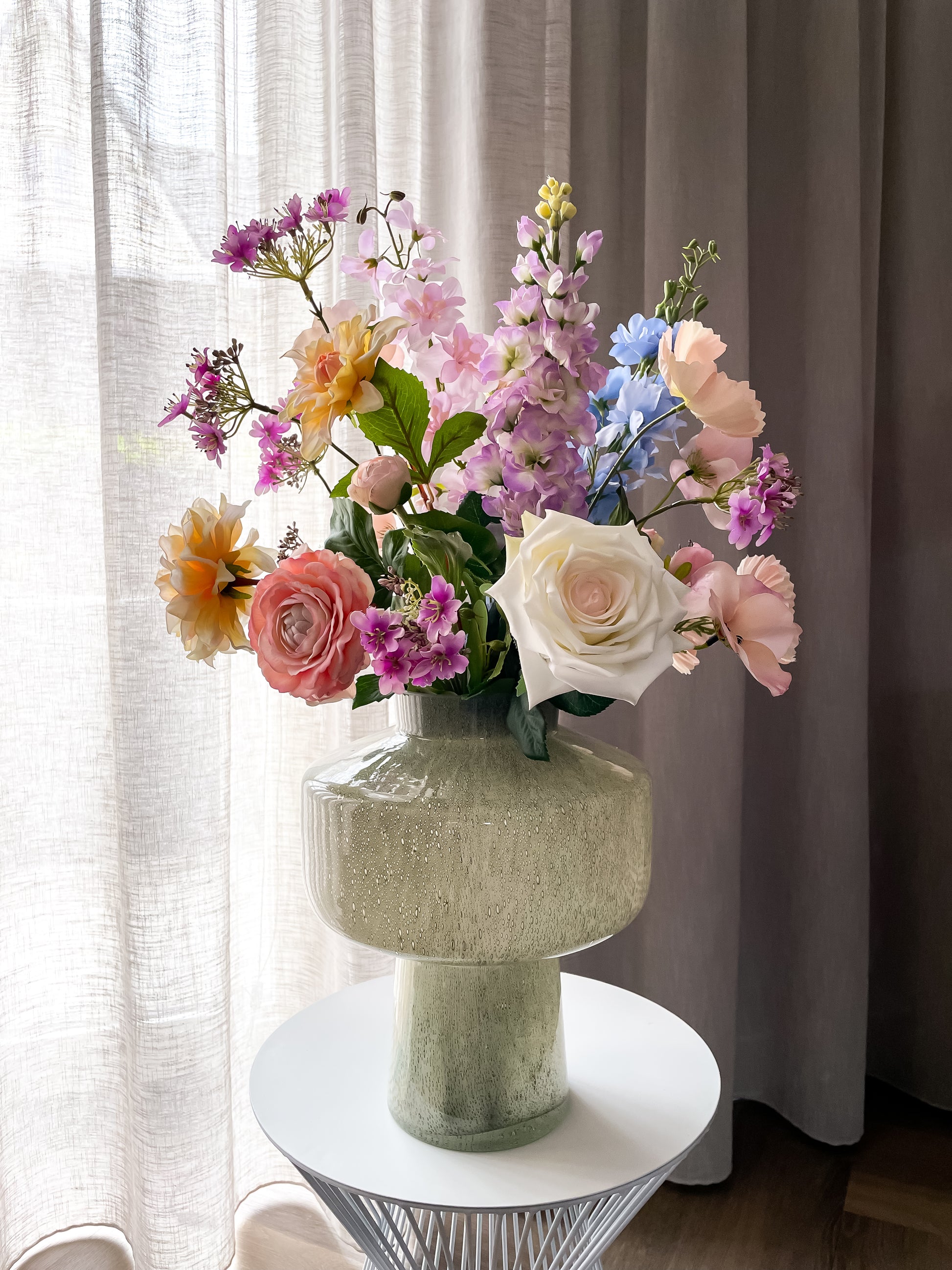 Luxe zijden bloemenboeket met rozen, delphiniums, dahlia’s en ranonkel in groene vaas – zomers kunstbloemen arrangement voor interieurdecoratie
