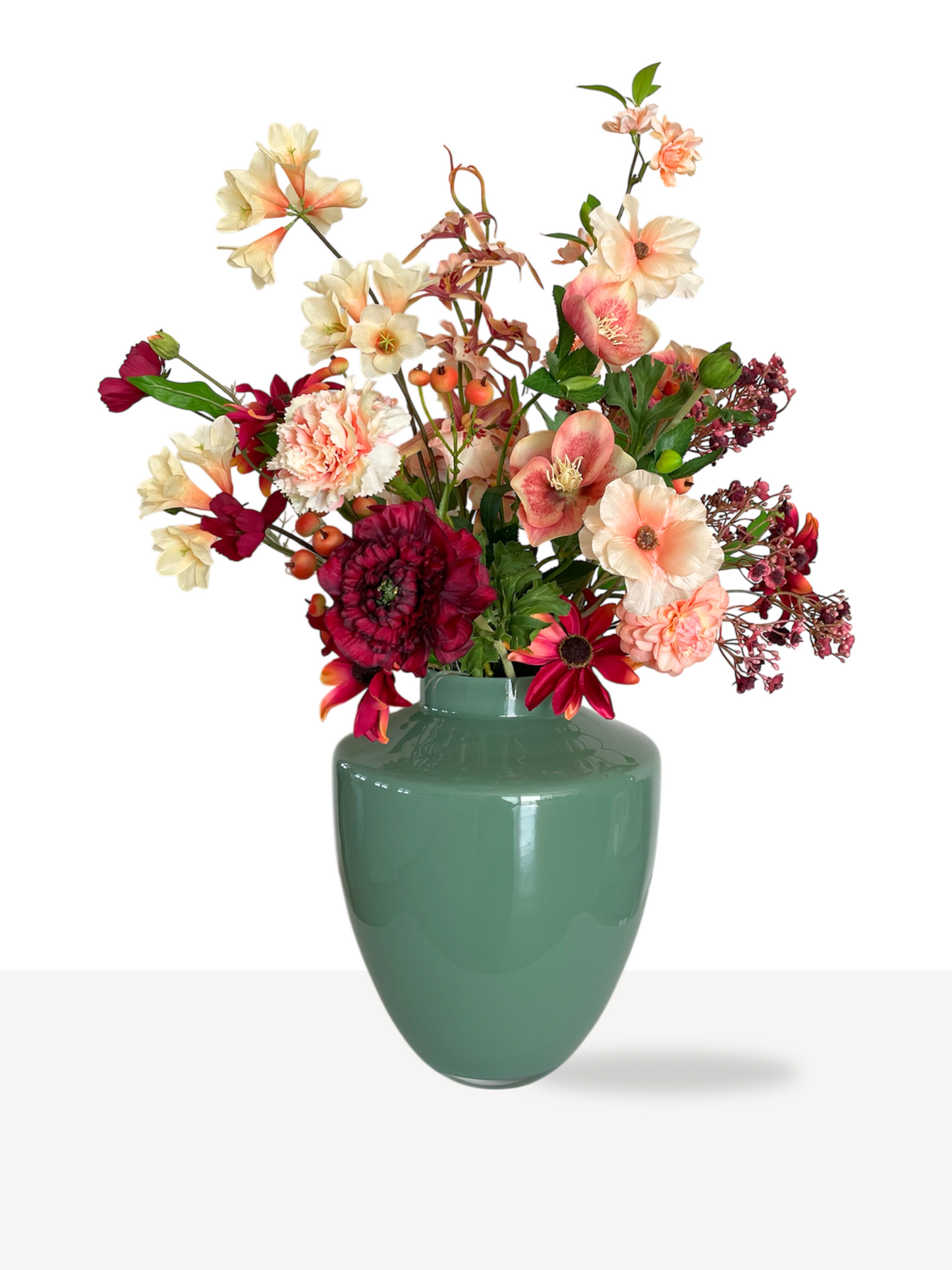 Zijden boeket met kunstbloemen in warme sfeervolle kleuren en perzik tinten. Een boeket met gips, een bloesemtak, ranonkels en rozen.