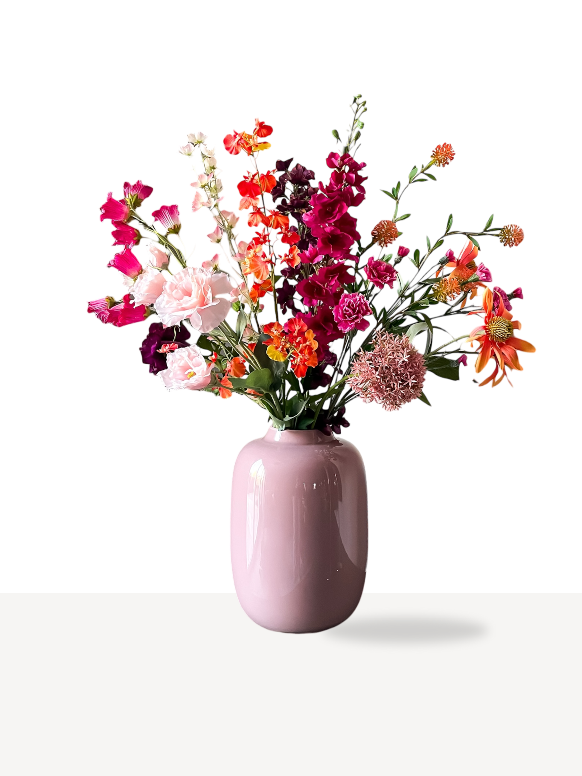 Zijden bloemenboeket met roze, oranje en magenta bloemen in een natuurlijke, losse schikking.