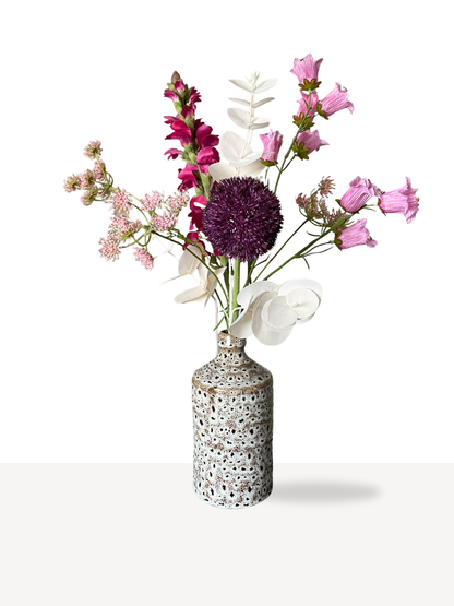 Keramiek vaasje met kunstbloemen in roze en paarse kleuren