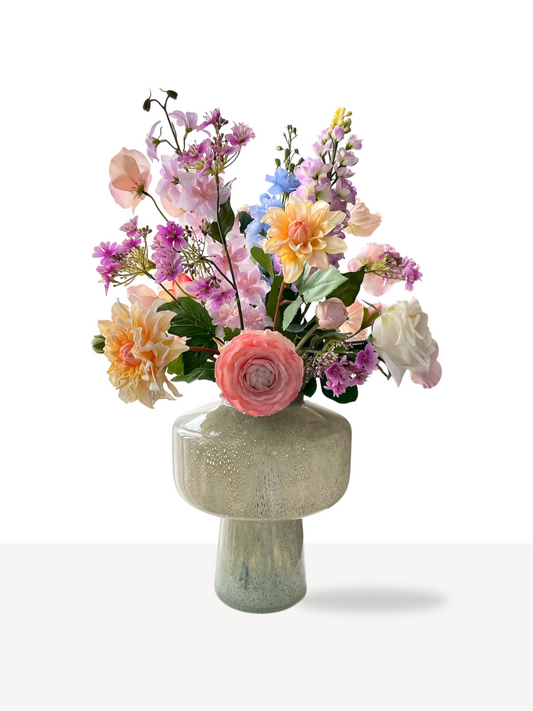 Stijlvol zijden bloemenboeket in groene glazen vaas met kleurrijke kunstbloemen zoals rozen, dahlia’s, ranonkels en delphiniums – luxe kunstbloemen decoratie voor in huis