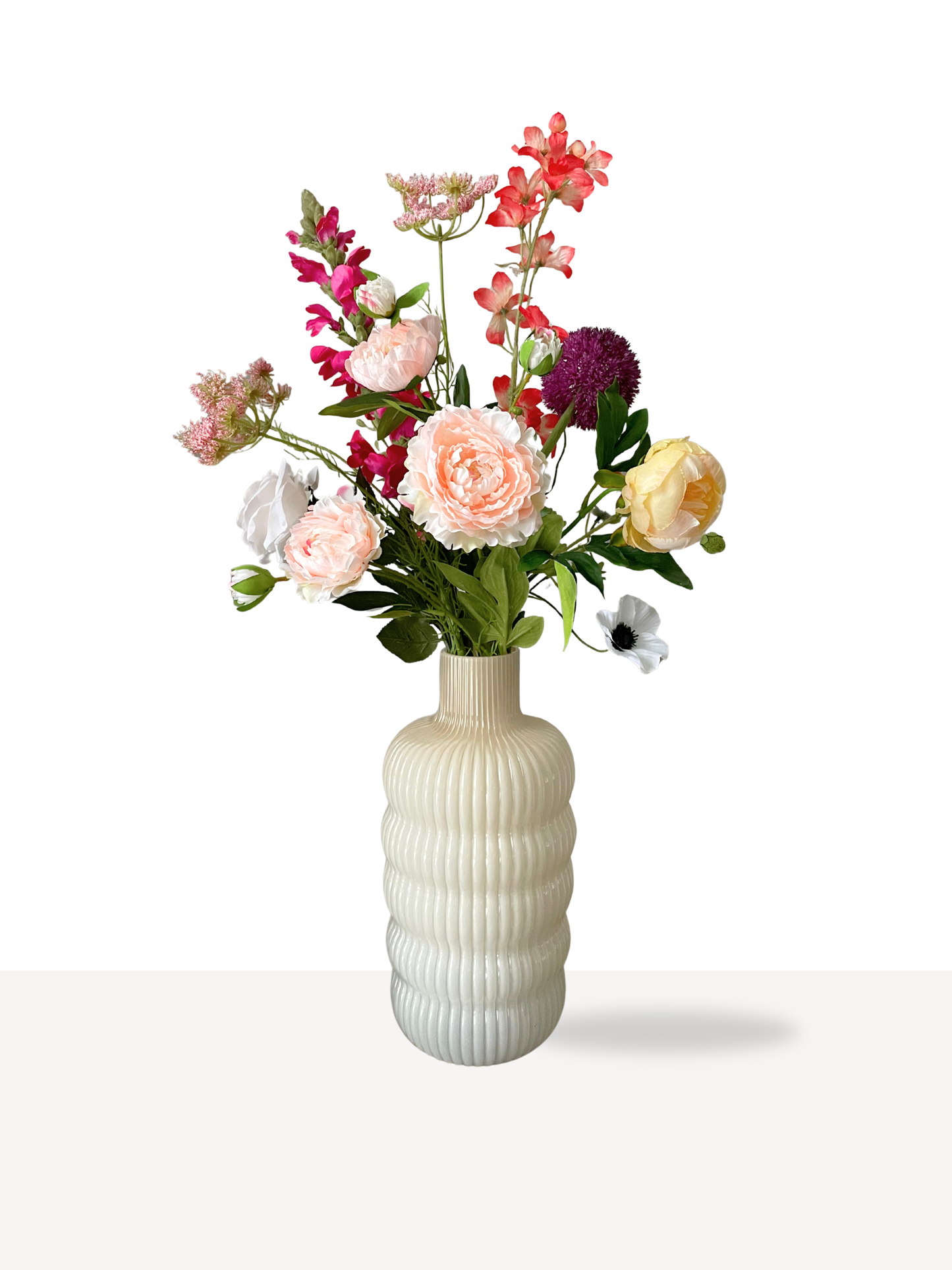 Kleurrijk veldboeket van kunstbloemen. Onderhoudsvriendelijk en heel realistisch.