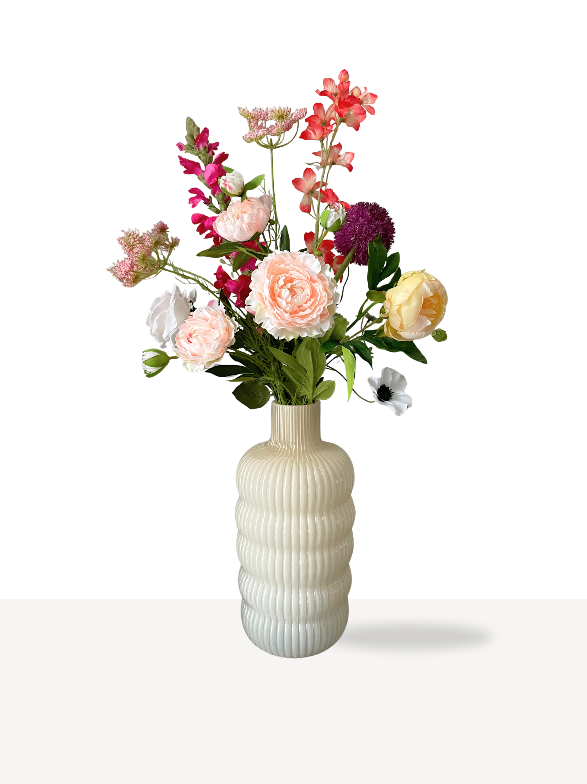 Kleurrijk veldboeket van kunstbloemen. Onderhoudsvriendelijk en heel realistisch.