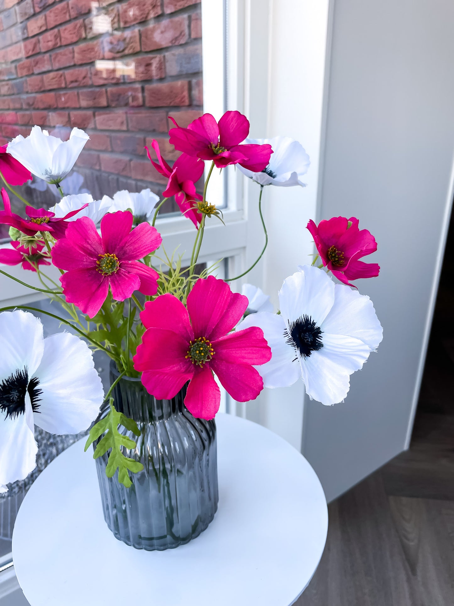 Luchtig lente boeket met roze en witte kunstbloemen.
