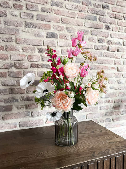 Klein zijden boeket met roze en witte bloemen. Geschikt in een glazen smokey vaas. 