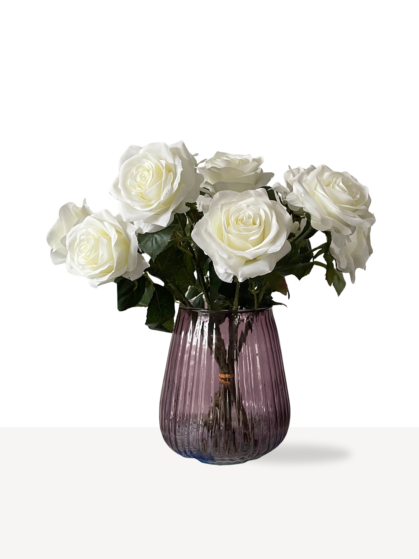 boeket met witte rozen in paarse ribbel vaas
