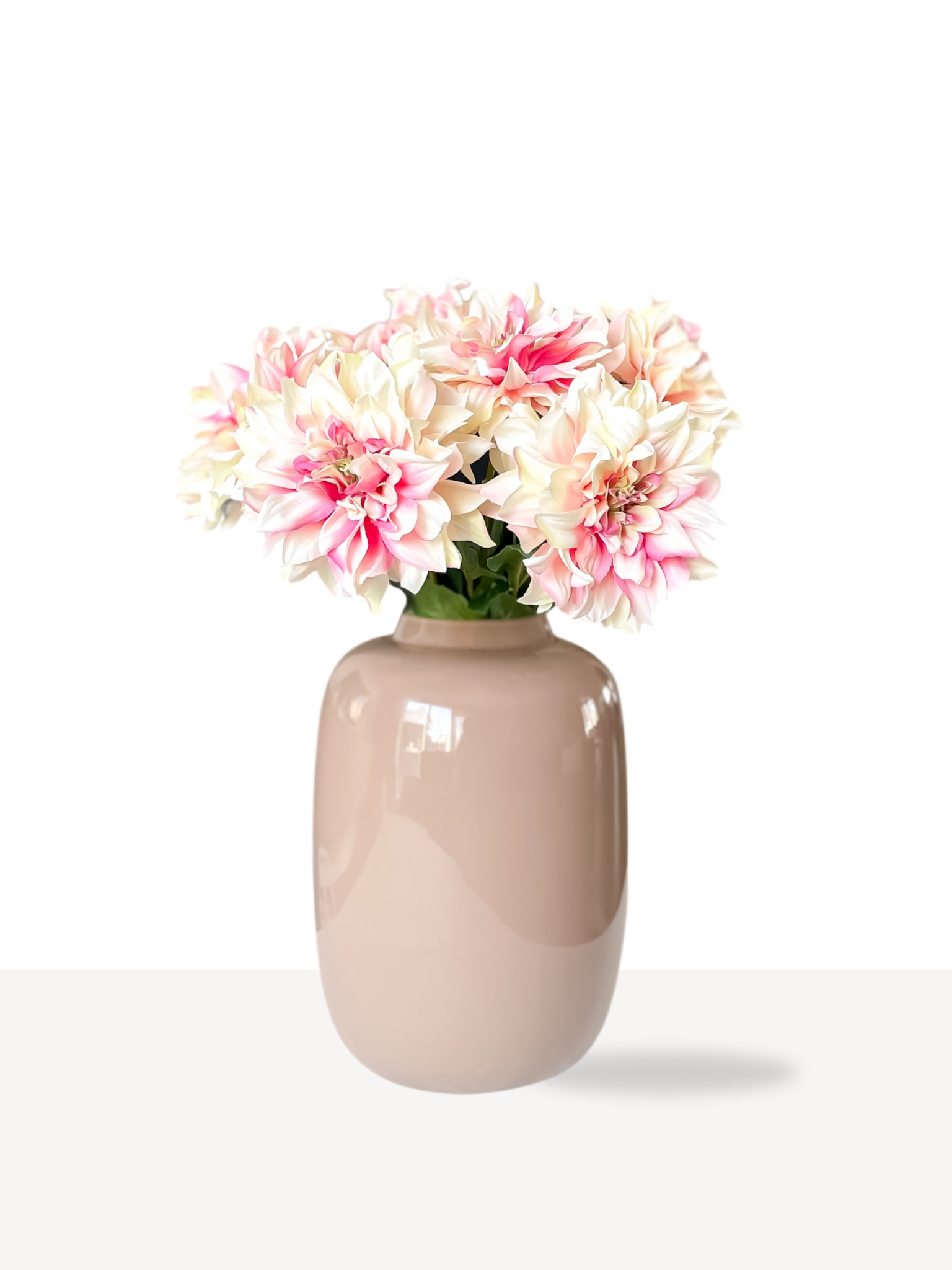 Kunstbloemen dahlia's in geel en roze tinten. Sfeervolle bloemen decoratie voor in huis.