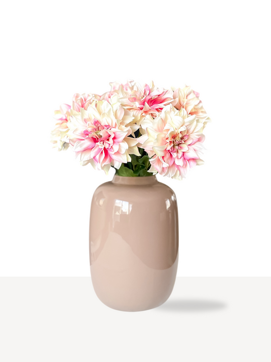 Kunstbloemen dahlia's in geel en roze tinten. Sfeervolle bloemen decoratie voor in huis.