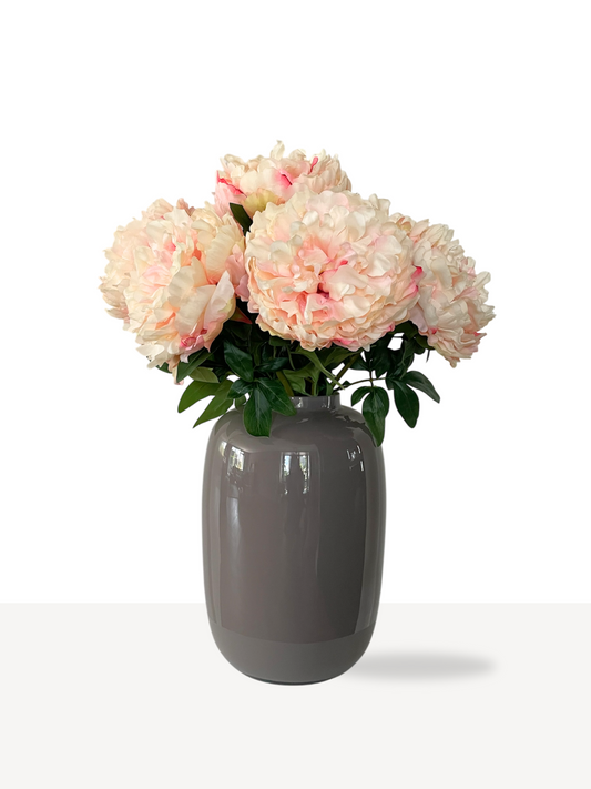 Zijden pioenrozen peach kleur. Een volle en grote bloeiende pioenroos in real touch. 