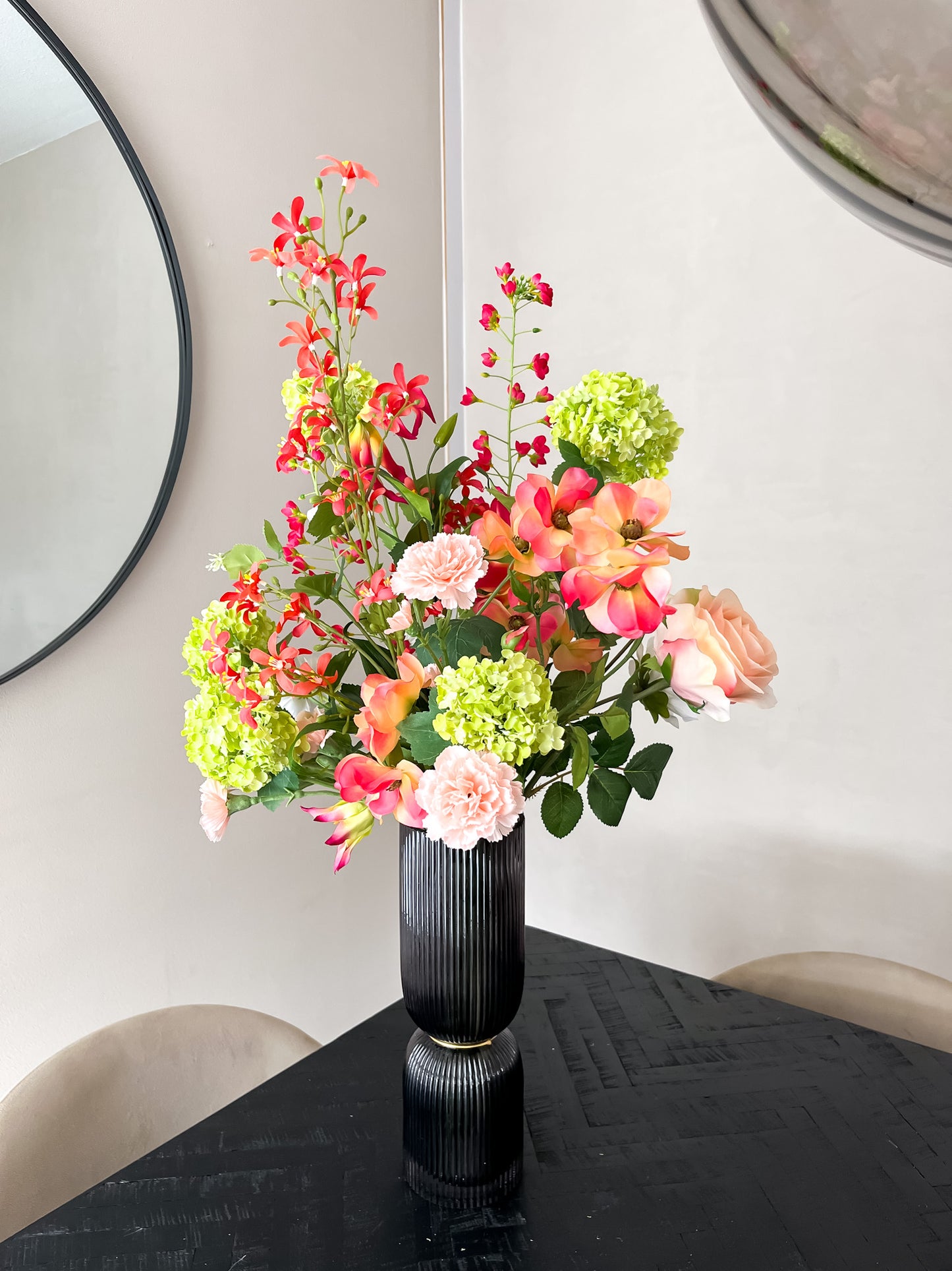 Kleurrijk zijden boeket met roze, witte, groene en zachte pastelkleuren. 
