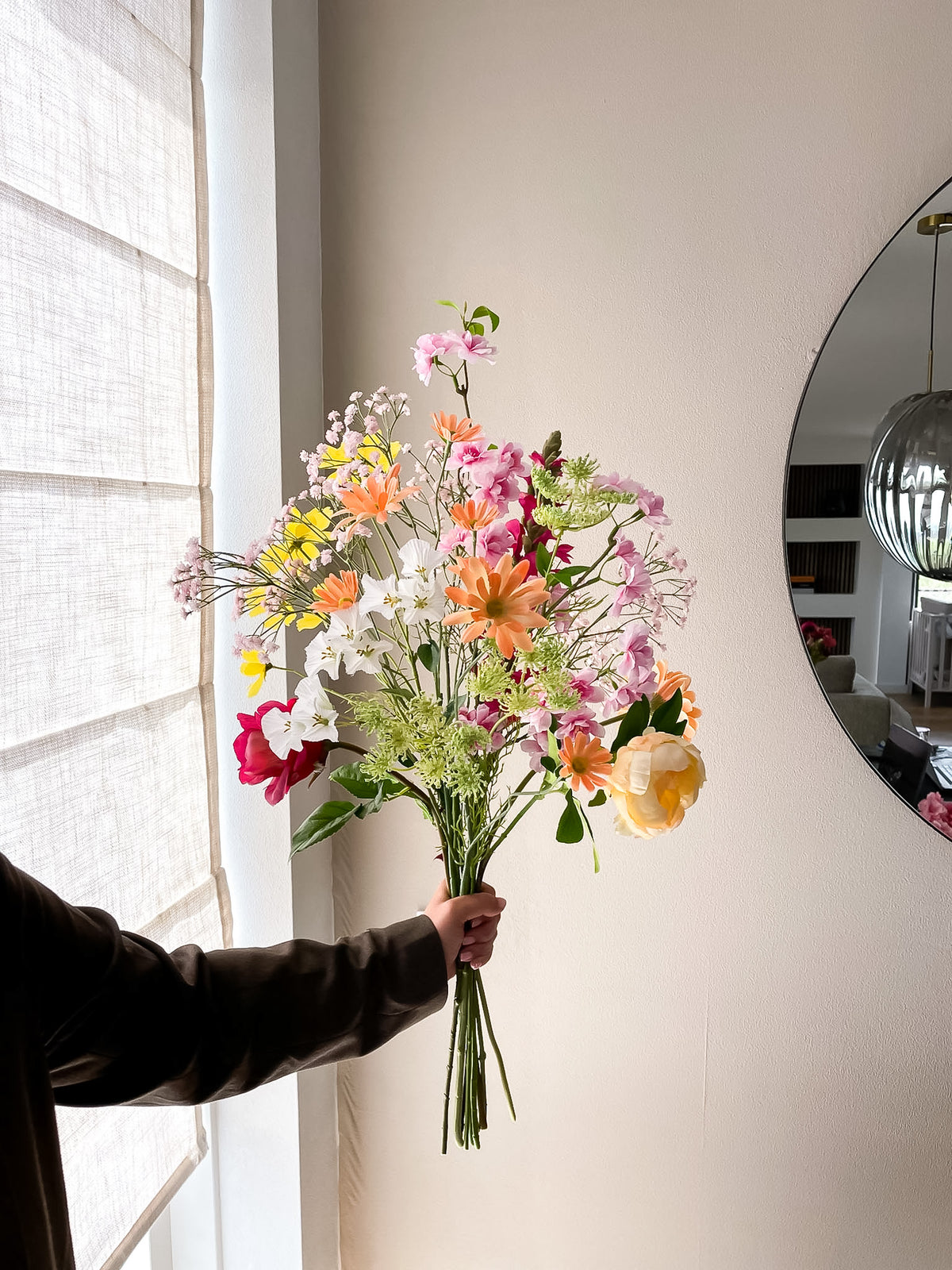 Pastelkleurig boeket met kunstbloemen in frisse kleuren. Luxe en groot zijden boeket.