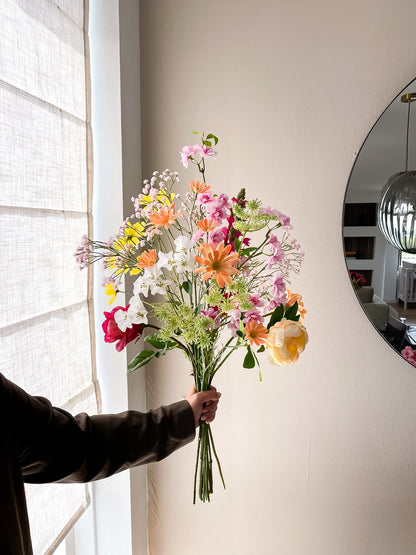 Pastelkleurig boeket met kunstbloemen in frisse kleuren. Luxe en groot zijden boeket.
