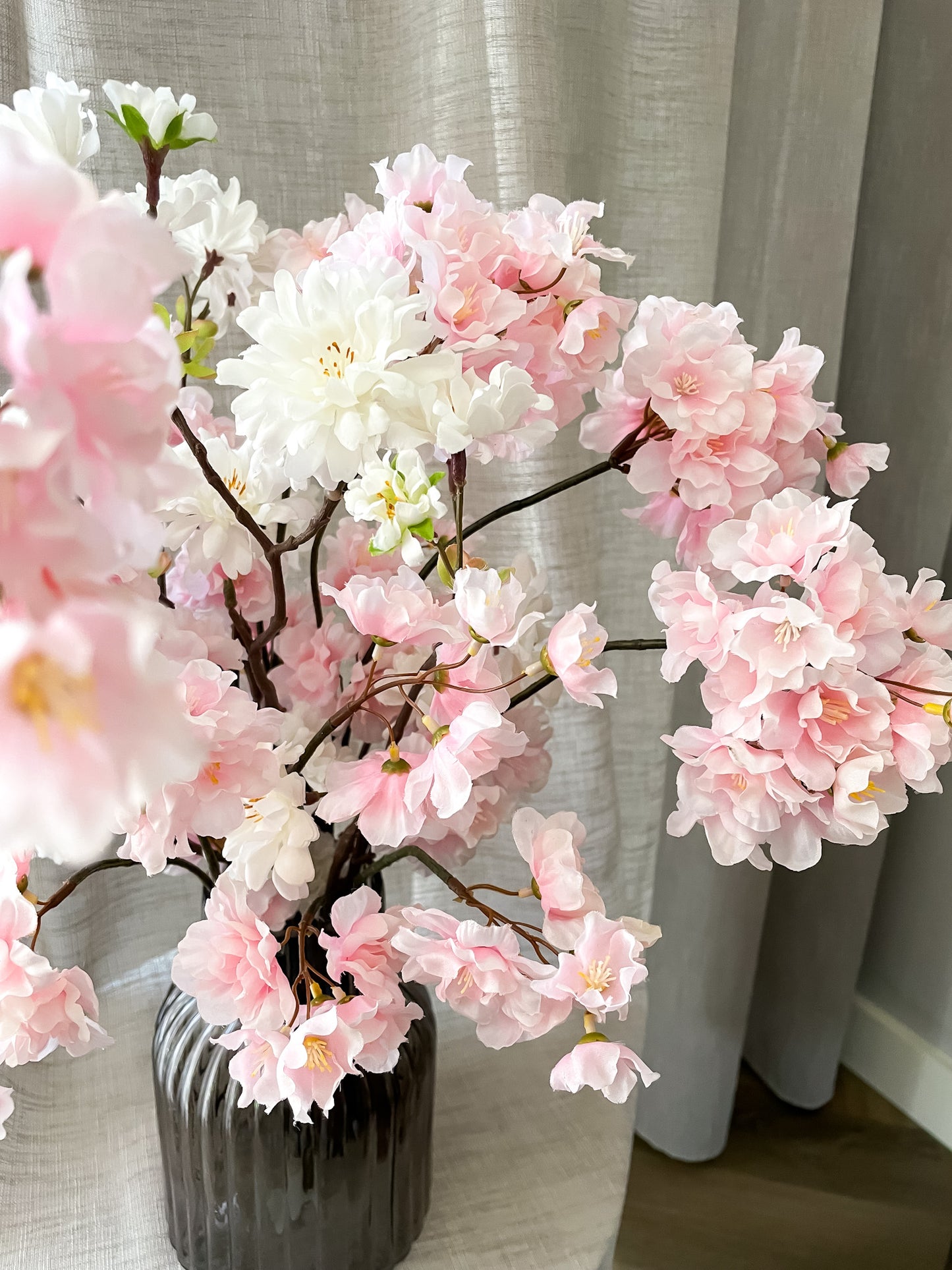 bloesems in de kleuren roze en wit in mooi vaas met structuur