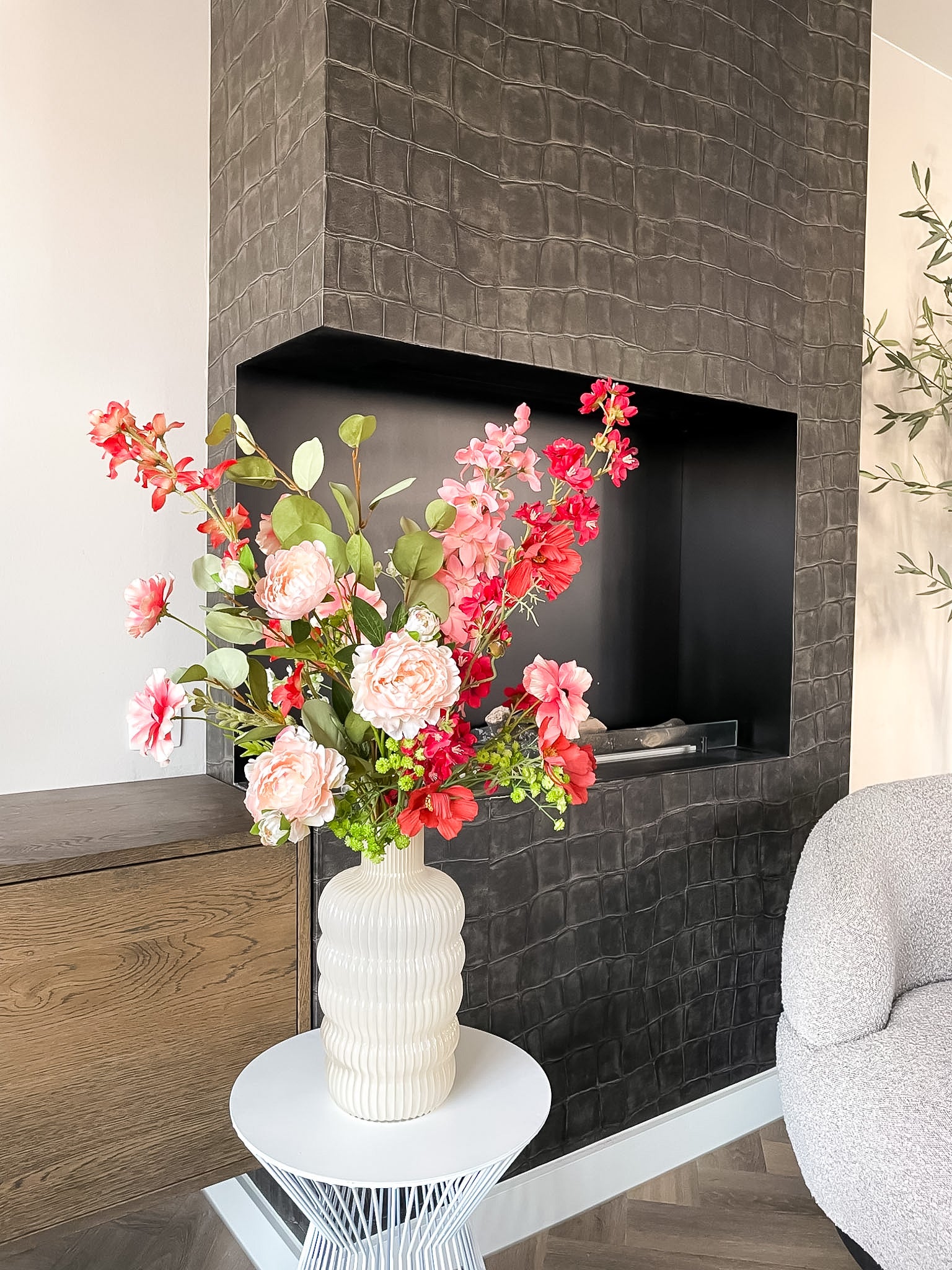 Geribbelde vaas met oranje tinten boeket