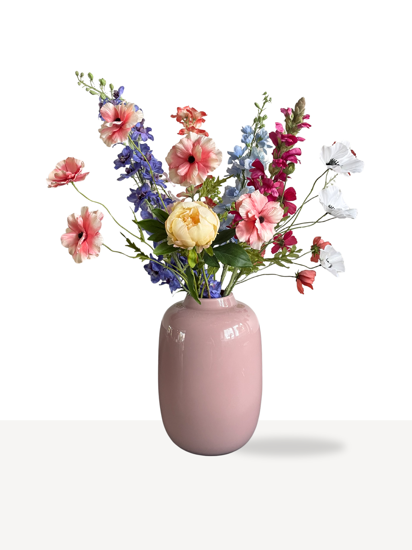 roze vaas met kleurrijk boeket 