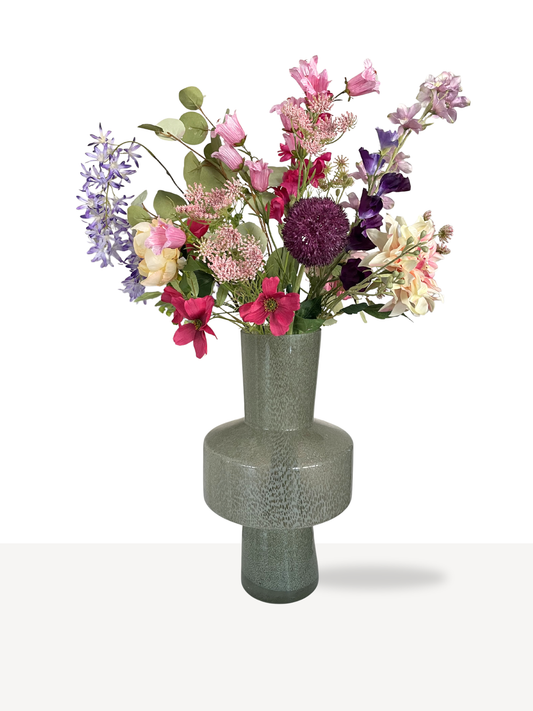 kleurrijk boeket in groene vaas