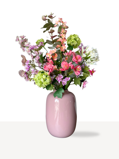 Kleurrijk zijden boeket met roze, paarse en groene bloemen in een roze vaas – altijd mooi en onderhoudsvrij.