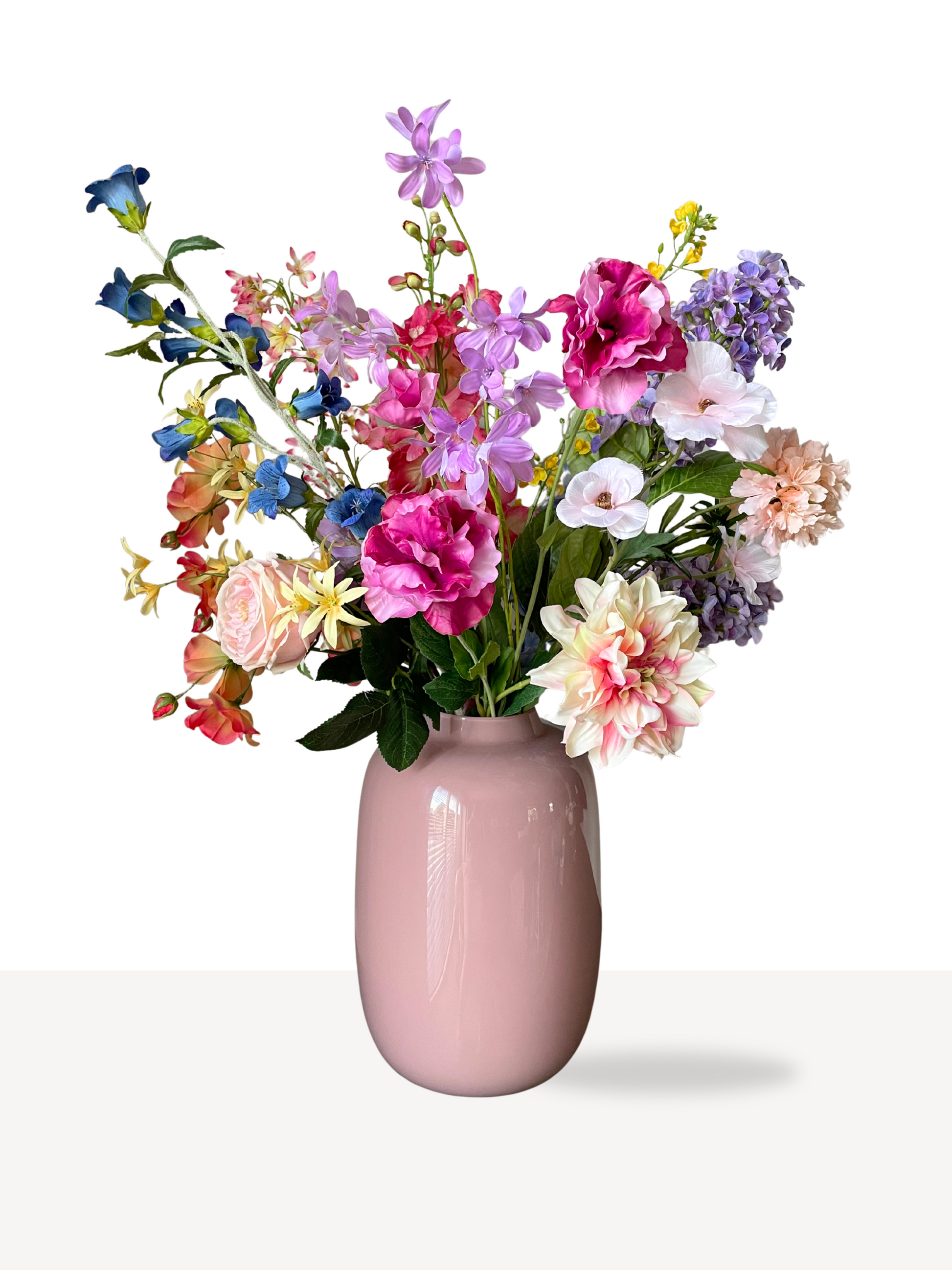 Zijden boeket met rozen, dahlia en lathyrus in roze, paars, blauw en wit in een roze vaas – luxe en onderhoudsvrij.