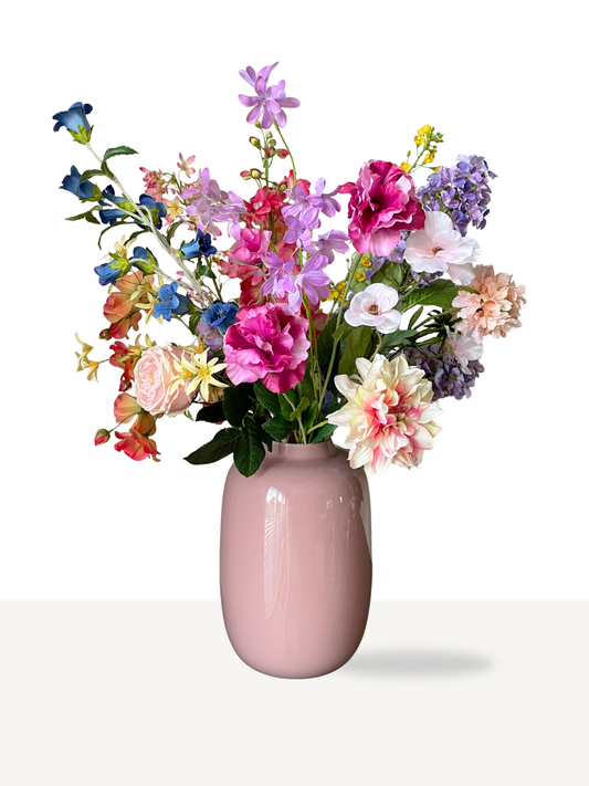 Zijden boeket met rozen, dahlia en lathyrus in roze, paars, blauw en wit in een roze vaas – luxe en onderhoudsvrij.