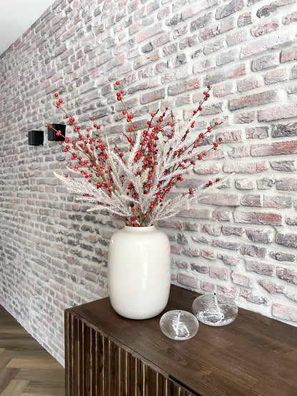 Kunstbloemen boeket in rood en groen met bessentakken en varentakken