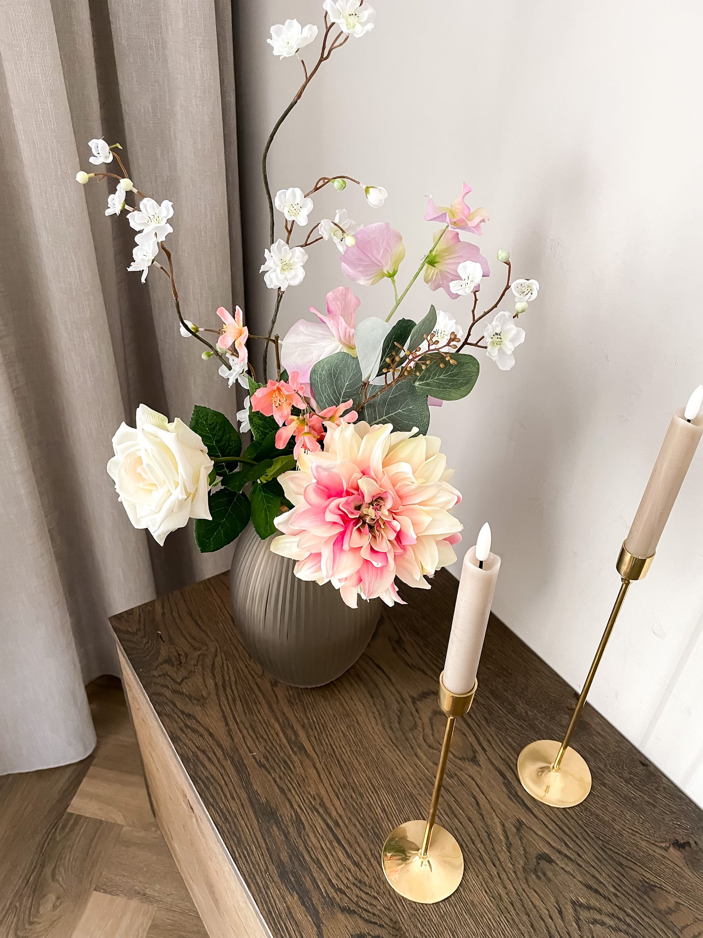 zijden boeket in de kleuren paars, roze en wit