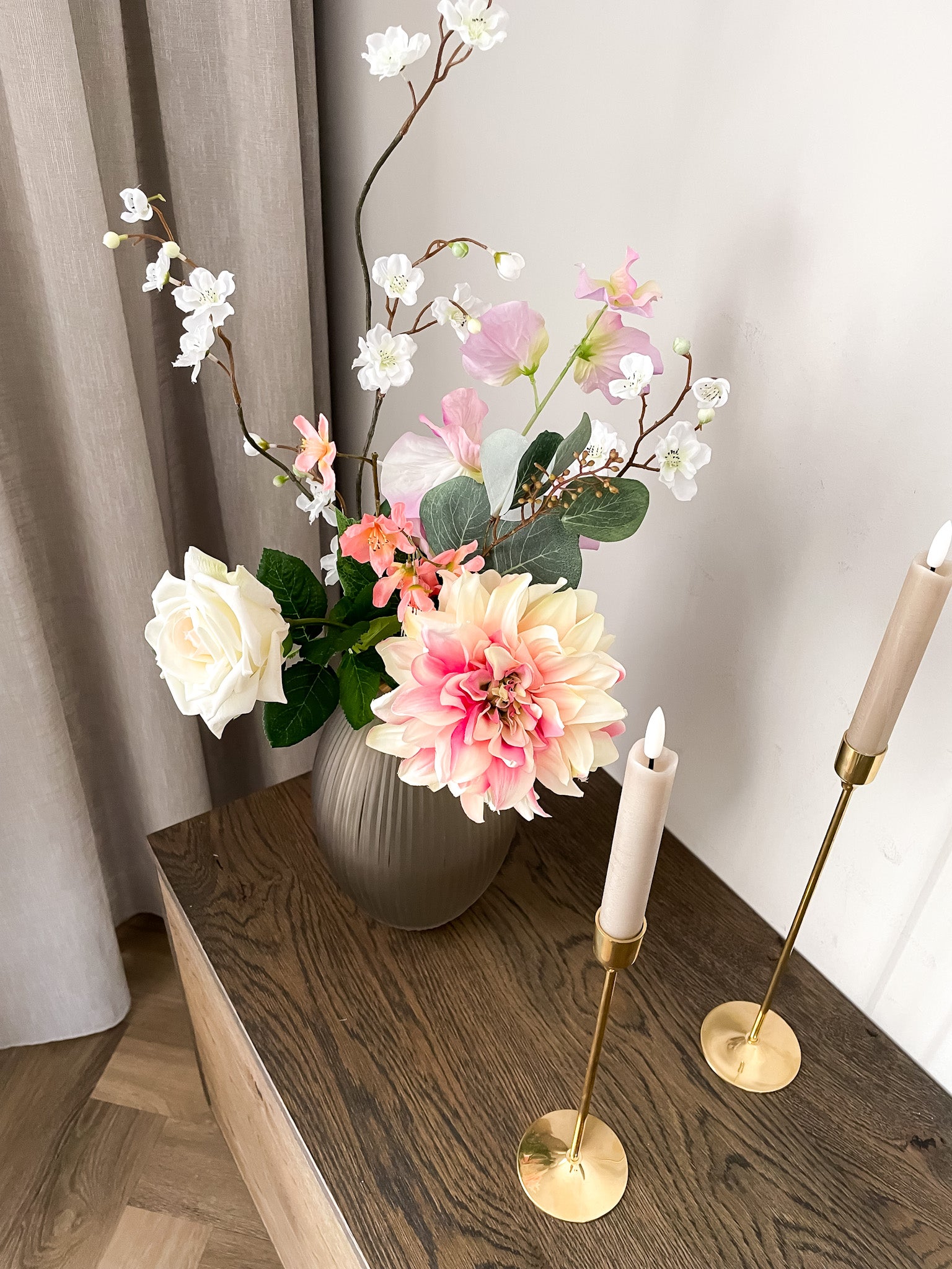 zijden boeket in de kleuren paars, roze en wit