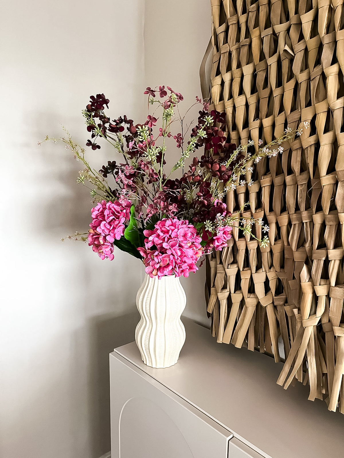 zijden boeket met fuchsia en paars met groene accenten