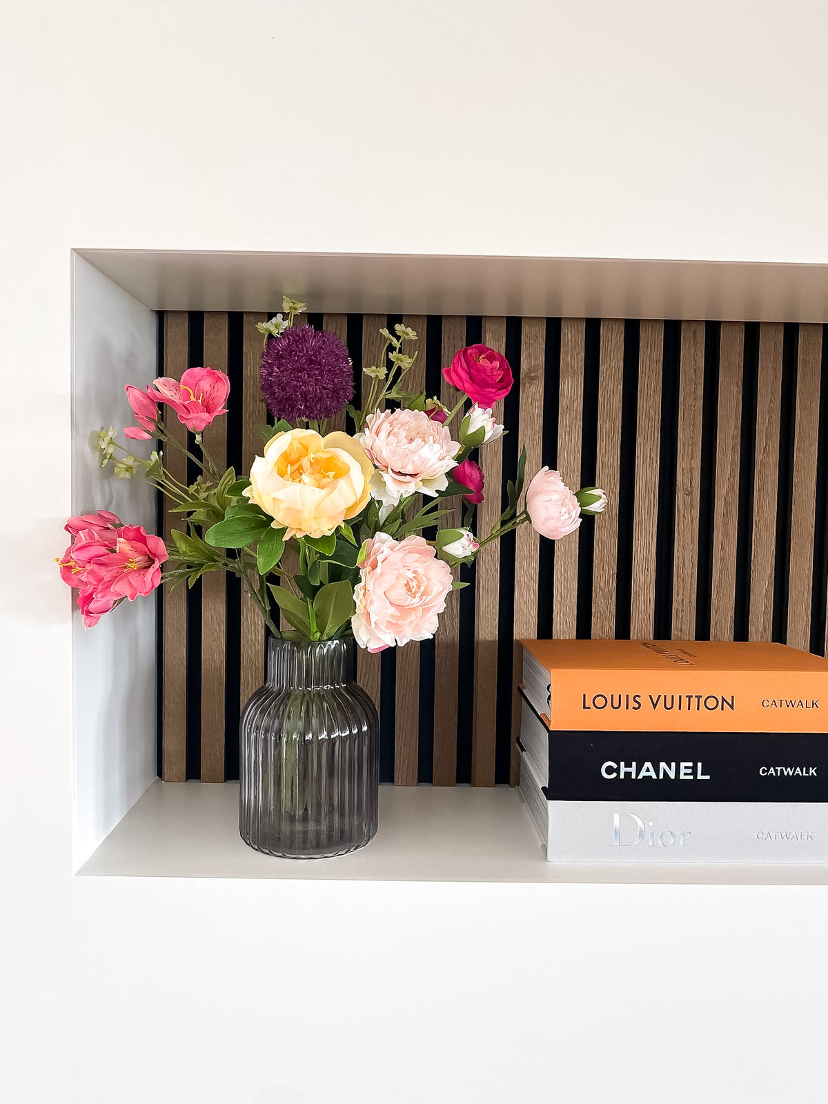 ribbel vaas met pastel kleurig boeket 