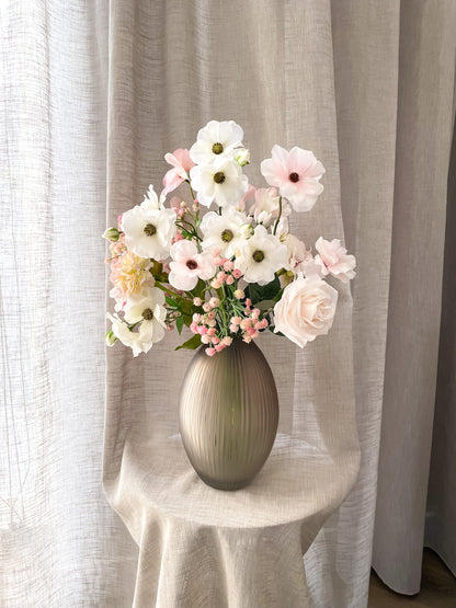 klein boeket in de kleuren roze en wit in een ribbel vaas