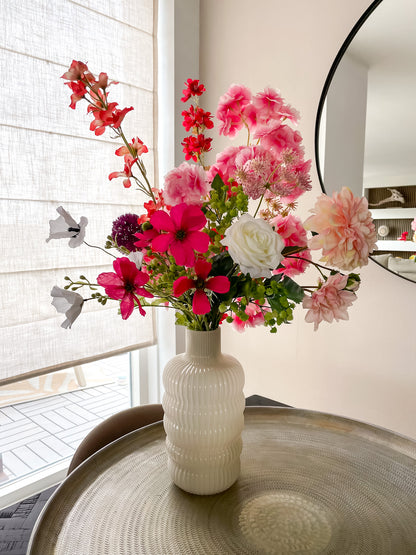 roze boeket in creme ribbel vaas