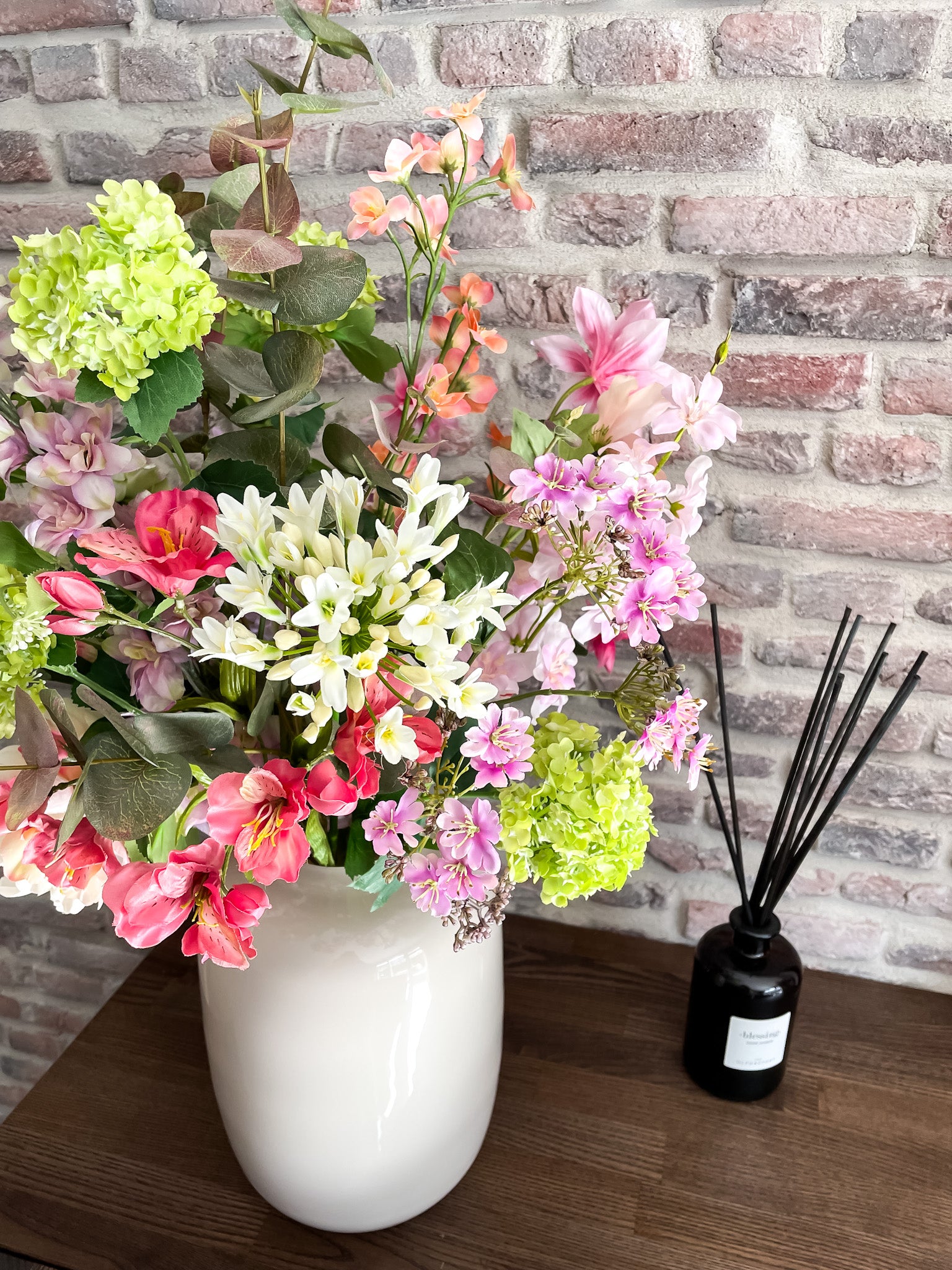 zijden boeket in glanzende ivoor kleurige vaas