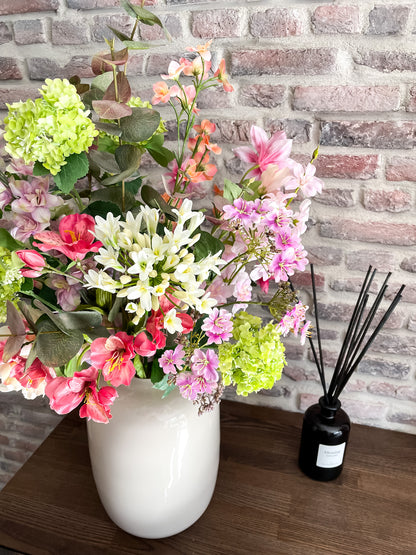 zijden boeket in glanzende ivoor kleurige vaas