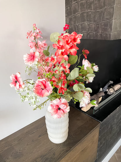 ribbel vaas met roze kleurige boeket