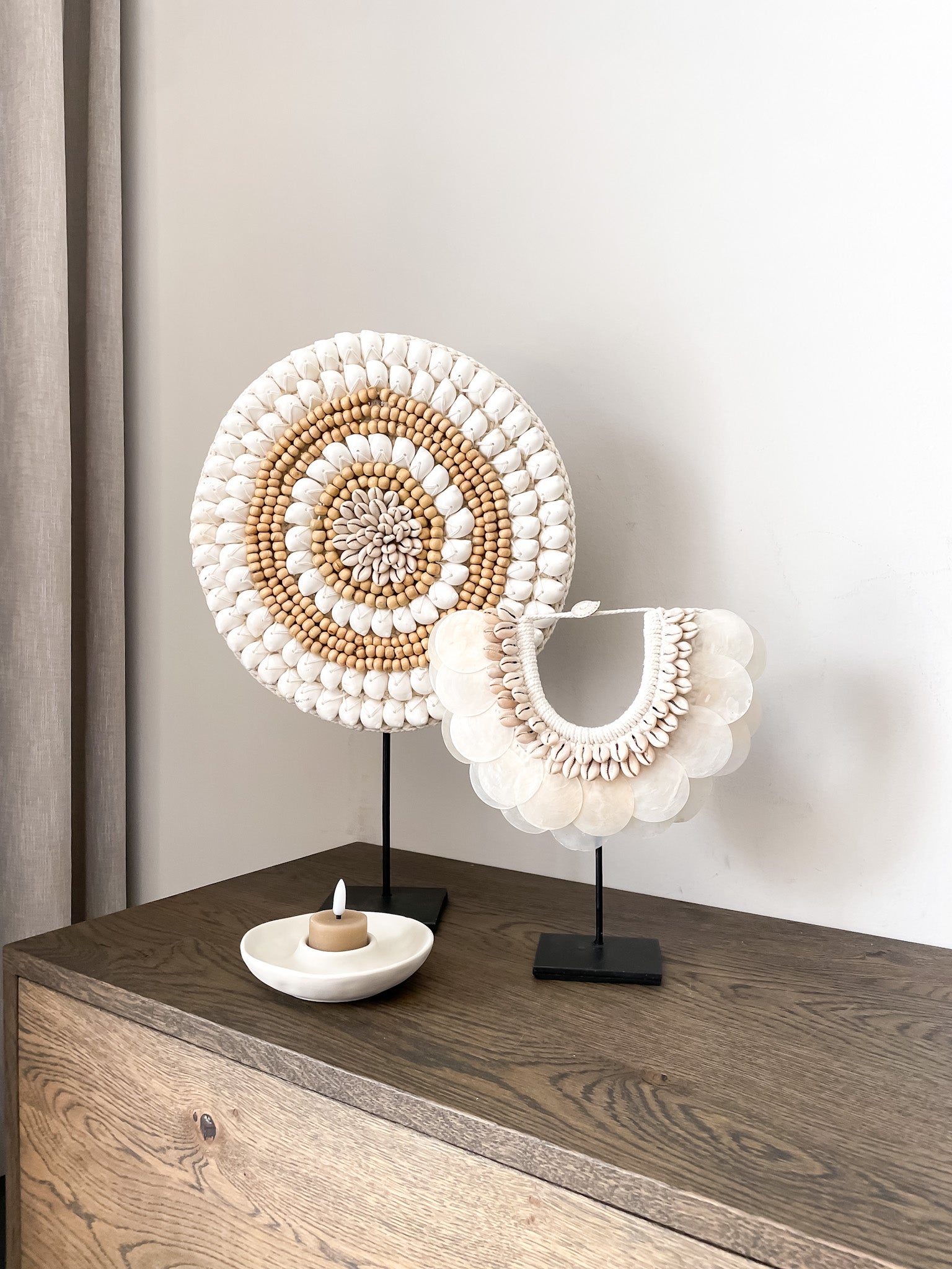 Handgemaakt schelpenornament op standaard met kauri schelpen en parelmoer accenten, boho woondecoratie