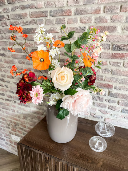 Groot zijden boeket met bordeaux hortensia’s en roze pioenroos gecombineerd met oranje bloemen.