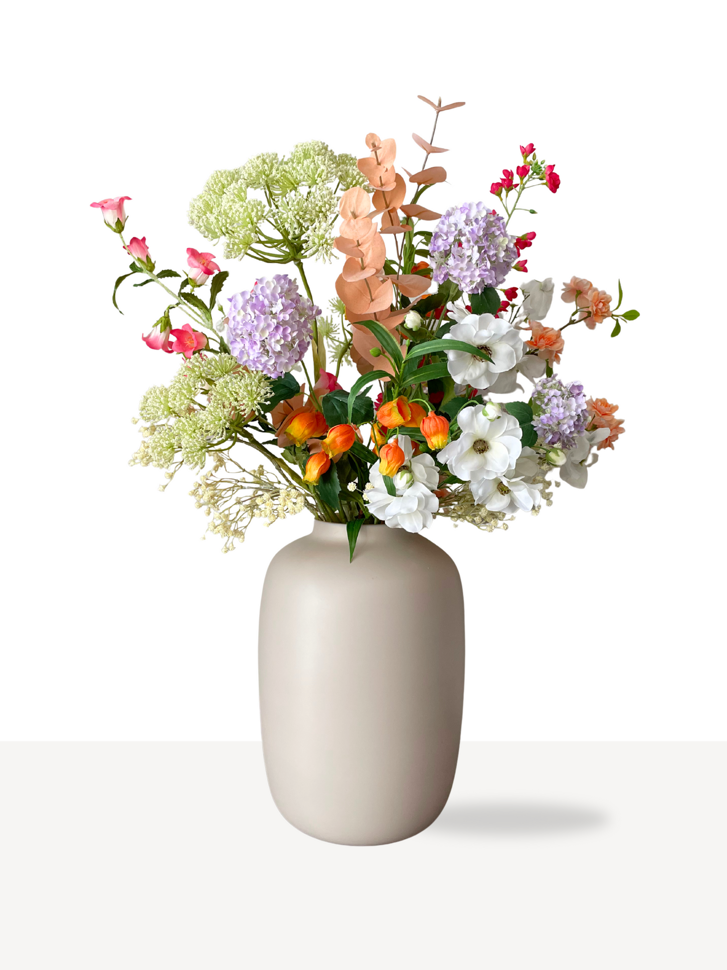 stijlvol zijden boeket met frisse kleuren in matte beige vaas