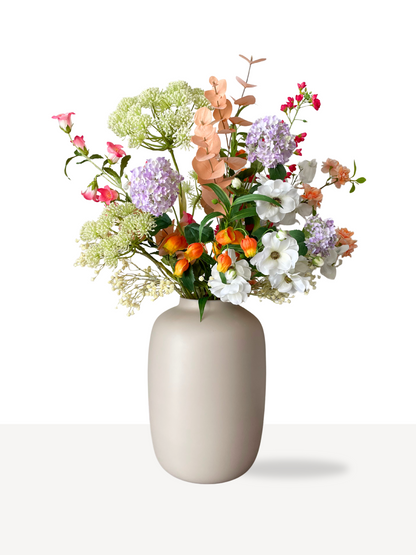 stijlvol zijden boeket met frisse kleuren in matte beige vaas