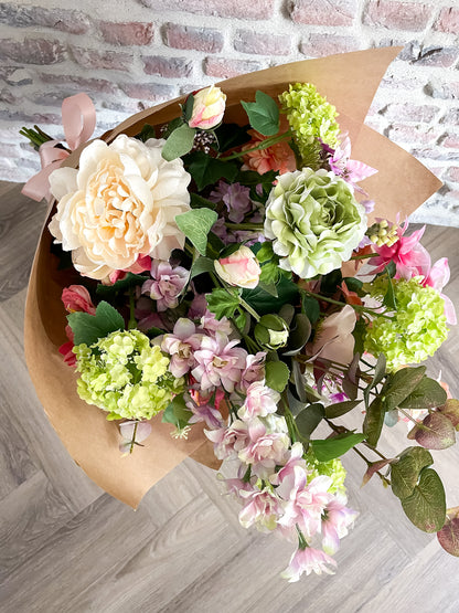 Tijdloos zijden boeket in oudroze, roze en wit met groene accenten
