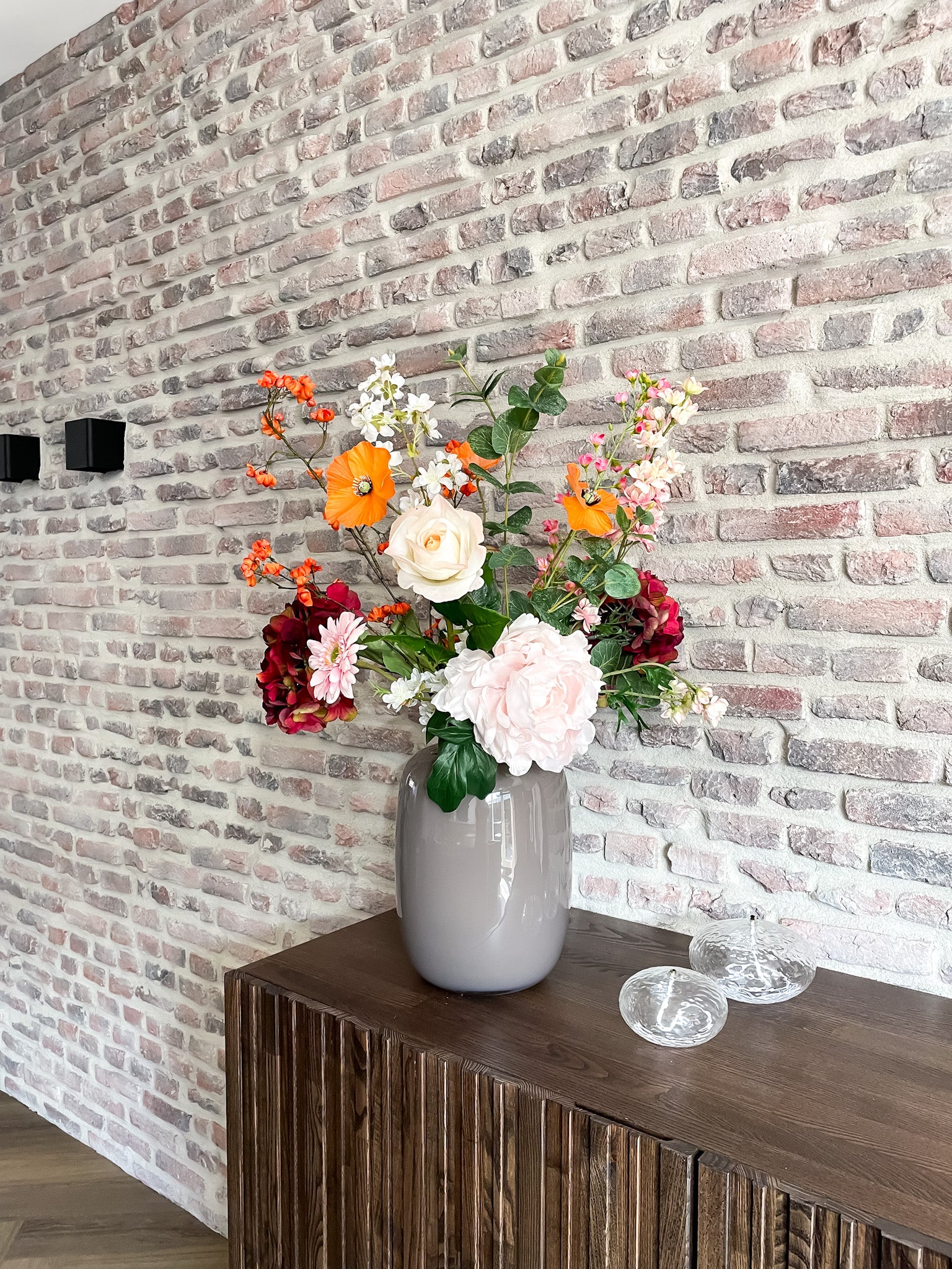 Zijden boeket met bordeaux hortensia’s, roze pioenroos en bloemen in roze en oranje tinten