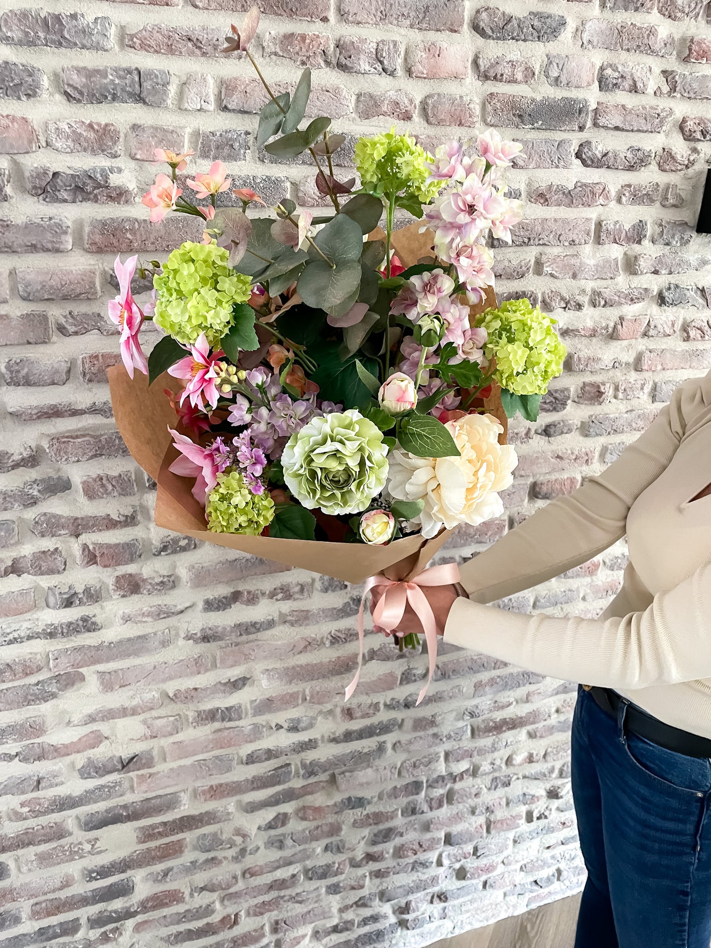 Elegant zijden boeket in oudroze, roze en wit met groene bladeren