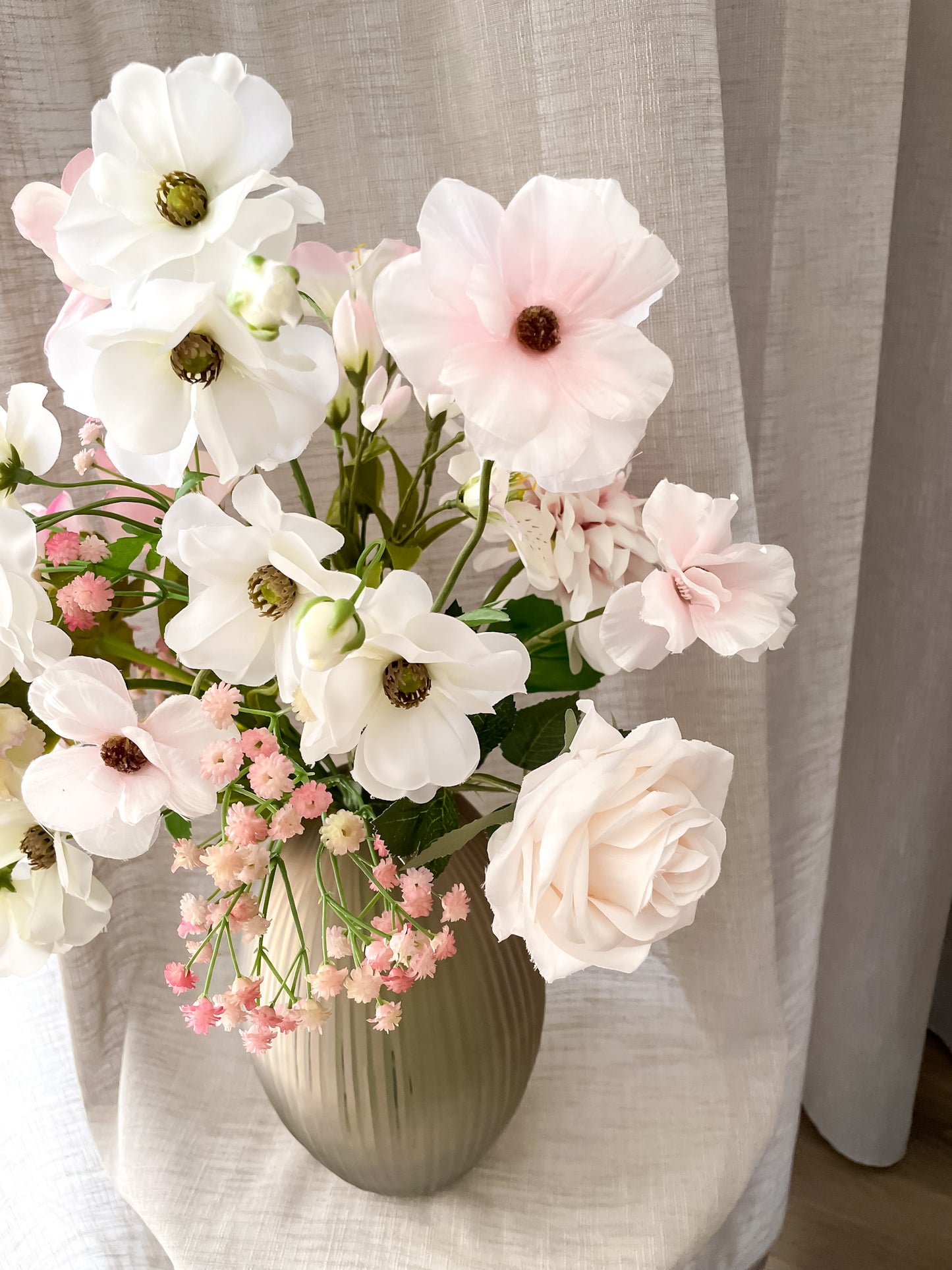 klein zijden boeket in de kleuren roze en wit met unieke vaas